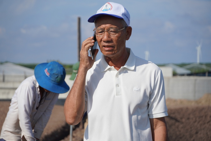 Mr. Ba Sam checked the progress of work at the shrimp pond while continuously taking phone calls from partners.  Photo: Hoang Nam