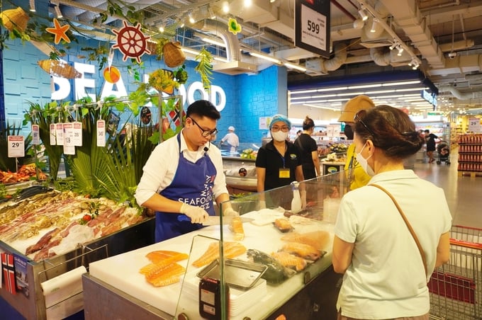 Norwegian salmon is sold at WinMart Thang Long Supermarket in Hanoi. Photo: Hong Tham.