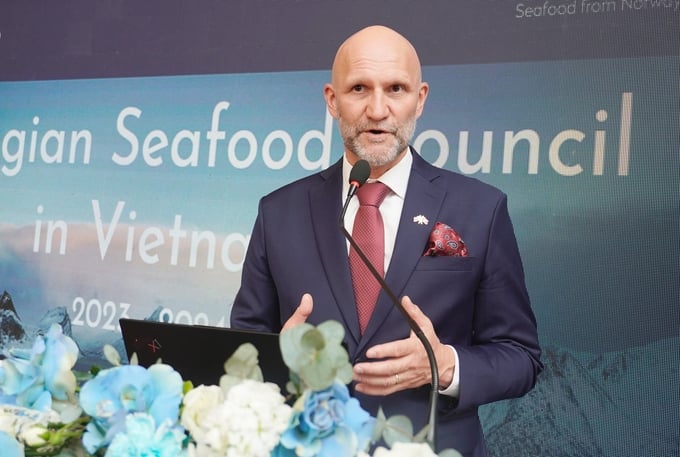 Dr. Asbjorn Warvik Rortveit, Director of the Norwegian Seafood Council (NSC) for Southeast Asia, stated that during the period from 2020 to 2023, Vietnam was the market with the highest growth rate in the value of seafood imports from Norway in Southeast Asia, reaching 113%. Photo: Hong Tham.