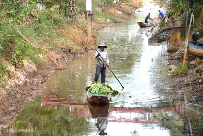 The water in the canals dried up close to the bottom, making it difficult for farmers to transport agricultural products.  Photo: An Minh