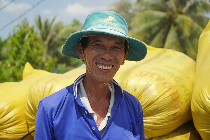 Mr. Tran Van Be, Thap Muoi district, Dong Thap province won big in the 2024 Summer-Autumn rice crop. Photo: Ngoc Tai