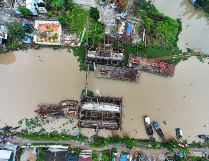 The saltwater prevention dam on Nguyen Tan Thanh canal is under construction and is qualified to close the dam when saltwater intrusion occurs.  Photo: Hoang Nam