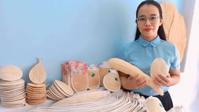 Ms. Vo Thi Ngoc Thu's loofah fiber products are well-received by consumers because they are natural and environmentally friendly products. Photo: L.K.