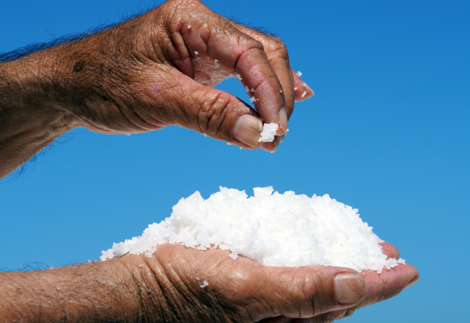 Bac Lieu salt is popular in the market because it is salty but not bitter. Photo: Chuc Ly