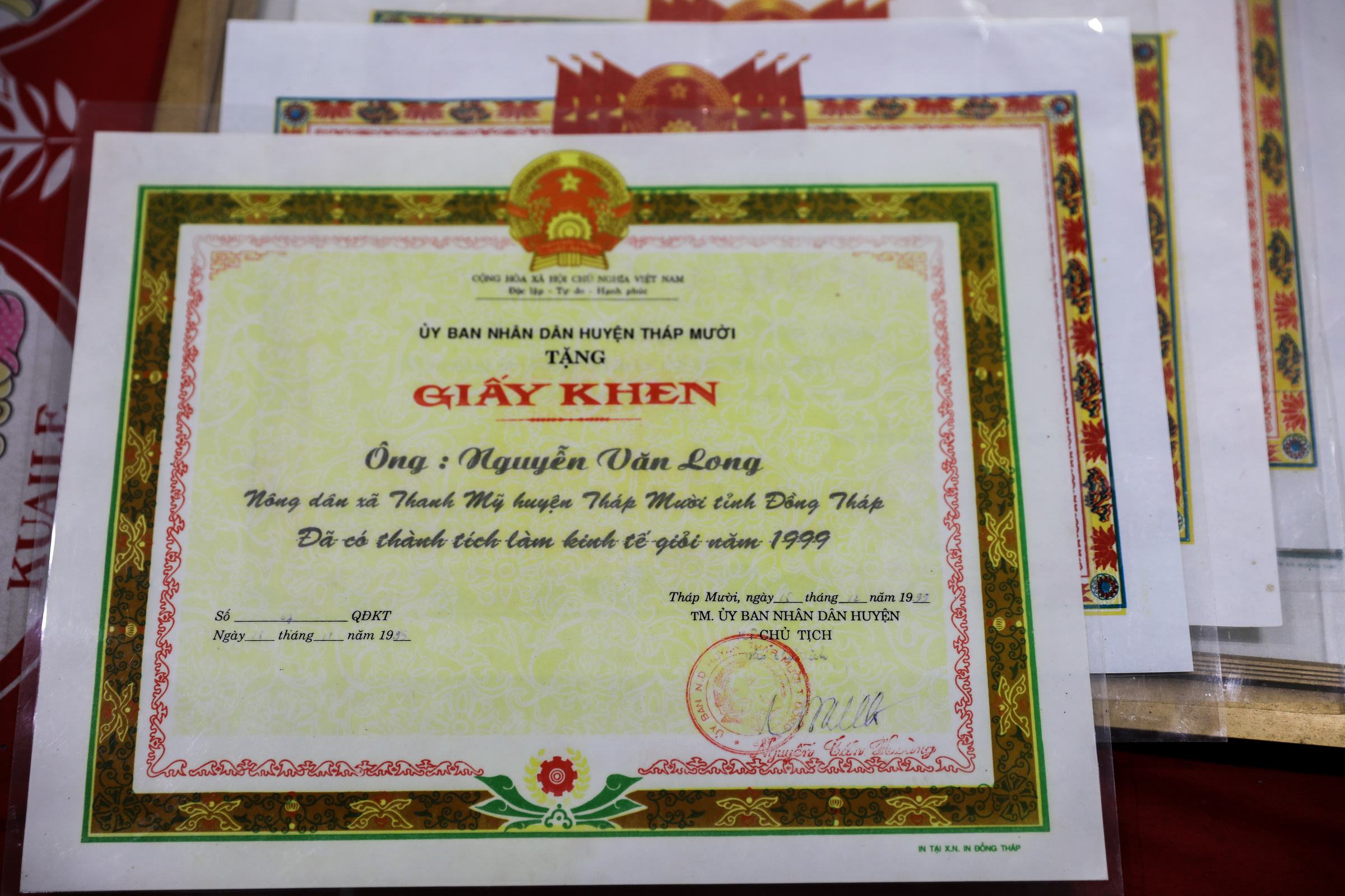 Giấy khen nông dân làm kinh tế giỏi từ những năm 1990 được ông Long ép plastic, lưu giữ cẩn thận. 950A4182-5040-1724346339.jpg