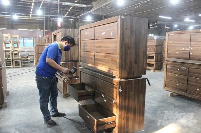 Wooden furniture products exported by a business in Binh Duong. Photo: Tran Phi.