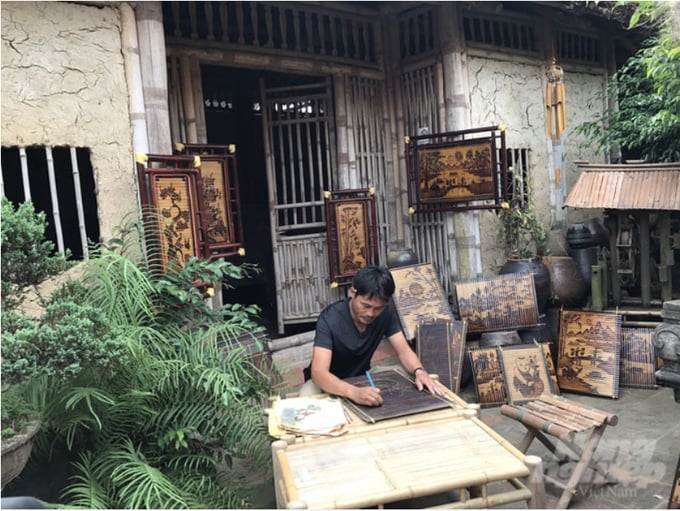 Nguyen Van Ky, a master craftsman from the Xuan Lai bamboo village, is crafting bamboo artwork.