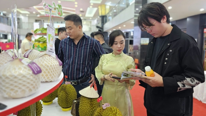 ceo-ngo-tuong-vy-154758_910.jpg Ms. Ngo Tuong Vy showcases fresh Vietnamese durian to customers. Photo: Vo Viet.