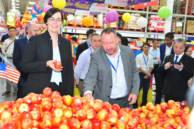 Ms. Alexis M. Taylor, Under Secretary of Trade and Foreign Agricultural Affairs of the United States, along with the delegation, visited MM Mega Market (An Phu).