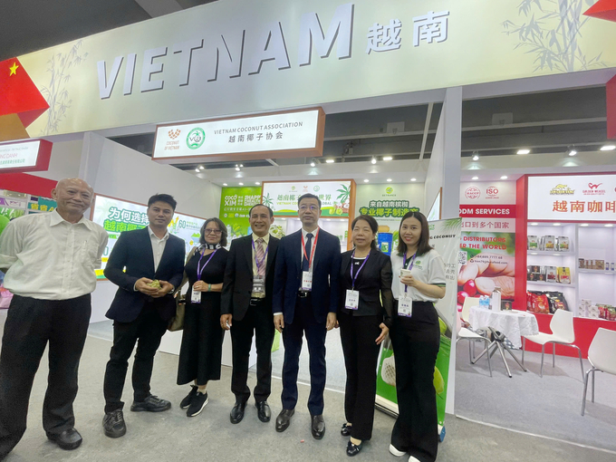 The delegation from Guangdong Province and various trade associations visited the booth of the Vietnam Coconut Association. Photo: D.K.