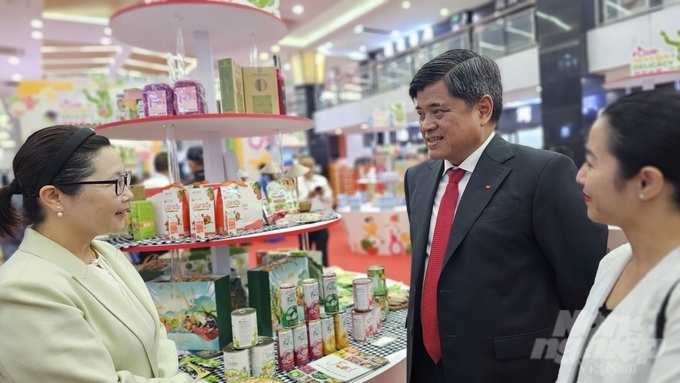 Deputy Minister of Agriculture and Rural Development Tran Thanh Nam discusses with Chinese businesses at the first Vietnam Fruit Festival, held in Beijing, China. Photo: Van Viet.