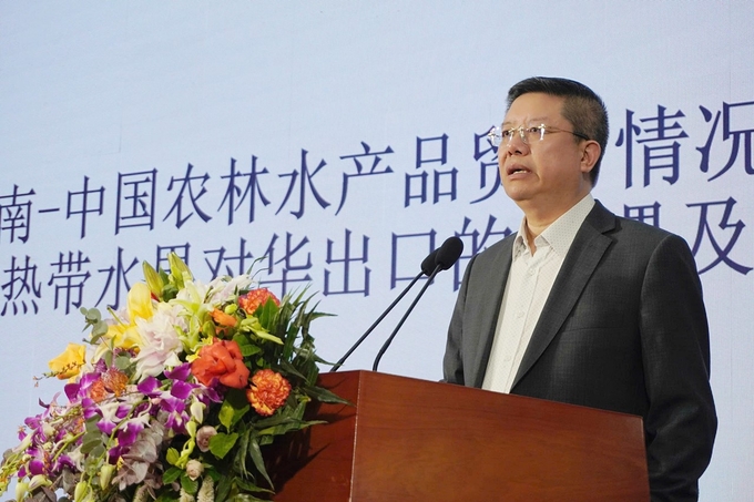 Mr. Le Thanh Hoa, Deputy Director of the Department of Quality, Processing, and Market Development (Ministry of Agriculture and Rural Development), stated that Vietnam currently exports 12 types of fruits to the Chinese market. Photo: Hong Tham.