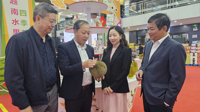 From left: Mr. Le Thanh Hoa - Deputy Director of the Department of Quality, Processing and Market Development; Mr. Nguyen Quang Hieu - Deputy Director of the Plant Protection Department; Mr. Tran Van Cao - Deputy Editor-in-Chief of Vietnam Agriculture Newspaper, visiting a booth at the Vietnam Fruit Festival on the morning of September 30. Photo: Vo Viet.