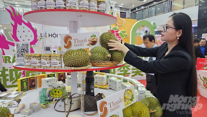 Vietnamese businesses display durian—one of the fruits favored by the people of Beijing. Photo: Van Viet.