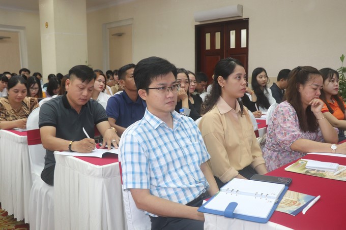 Representatives of cooperatives, packaging facilities, exporters, and professional staff in the Mekong Delta and Southeast regions participated in training on new regulations when exporting frozen durian and grapefruit. Photo: Kim Anh.