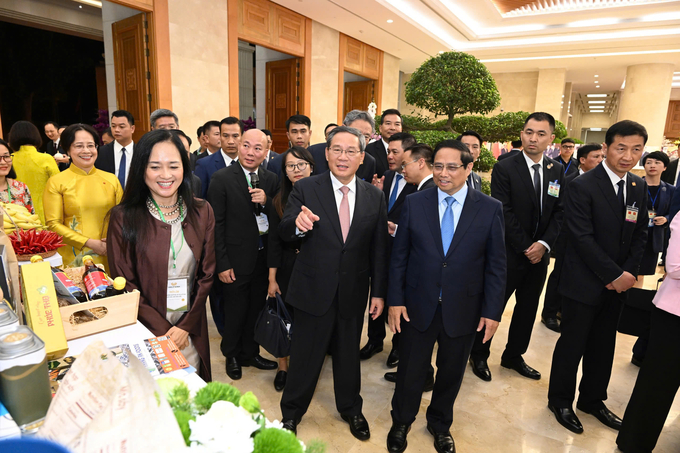 Nguyen Thi Tra My, General Director of PAN Group, welcomed Prime Minister Pham Minh Chinh and Chinese Premier Li Qiang at THE PAN GROUP booth.