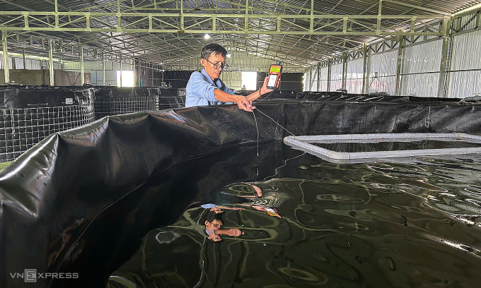 Measuring oxygen concentration in water at eel farms. Photo: Ngoc Tai