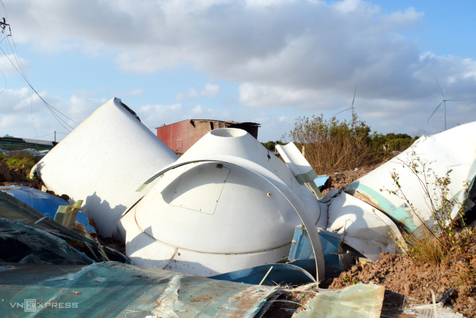 The scene of the wind power tower's fan blades and motor parts were seriously damaged after being broken on March 1. Photo: An Minh