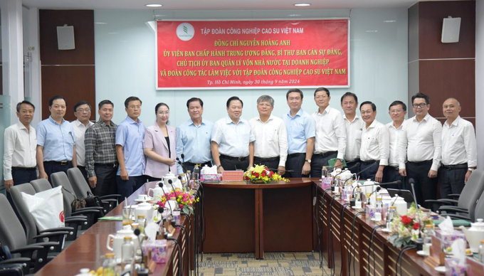 cao-su-080102_238-100243-174826_355.jpg The delegation from the State Capital Management Committee at enterprises worked with VRG.
