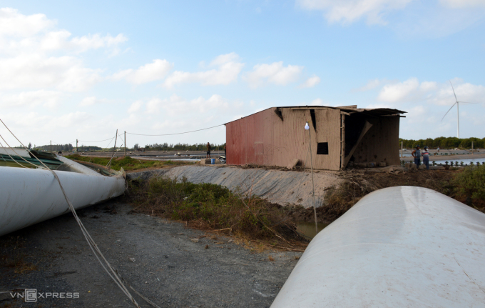 Part of the fan blade fell across Mr. Kien's fish pond. Photo: An Minh