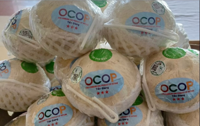 duatuoi3-112437_265-181037-022511_822.jpg Tien Giang has fresh coconut products certified with a 3-star OCOP standard. Photo: Minh Dam.