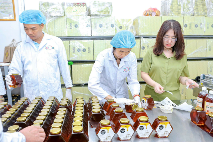 Honey for export is thoroughly inspected before being packaged. Photo: R.Y.B.