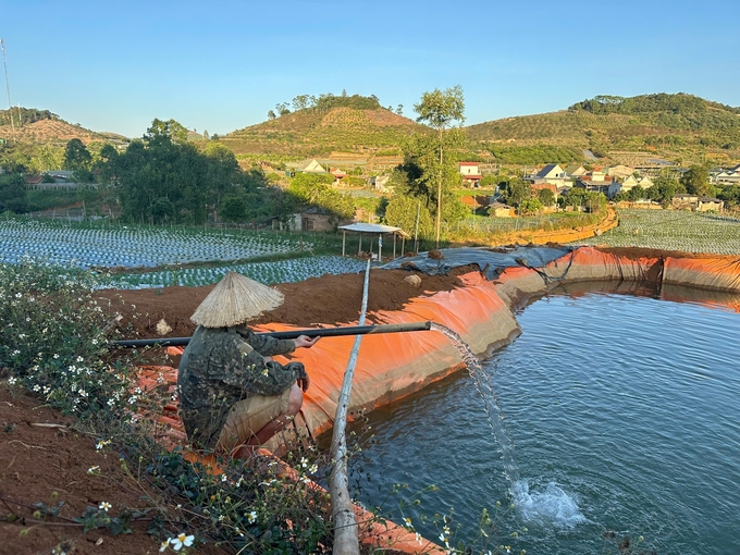 In the winter season in Mai Son (Son La), locals are always concerned about the water supply for irrigation, so they have to drill wells or bring water from the irrigation system to store. Photo: Duc Binh. 