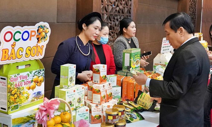 Guests attending the forum visited the OCOP booth of Bac Son, a district of Lang Son province. Photo: Bao Thang.