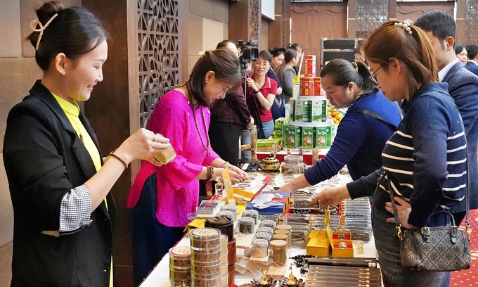 Chinese people from many regions showed interest in Vietnamese agricultural products displayed in Lang Son city. Photo: Bao Thang.