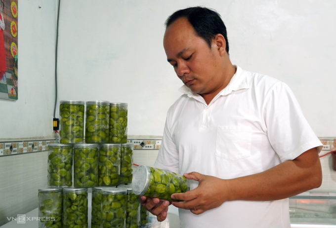 Mr. Thanh checked the product before delivering to customers. Photo: An Minh