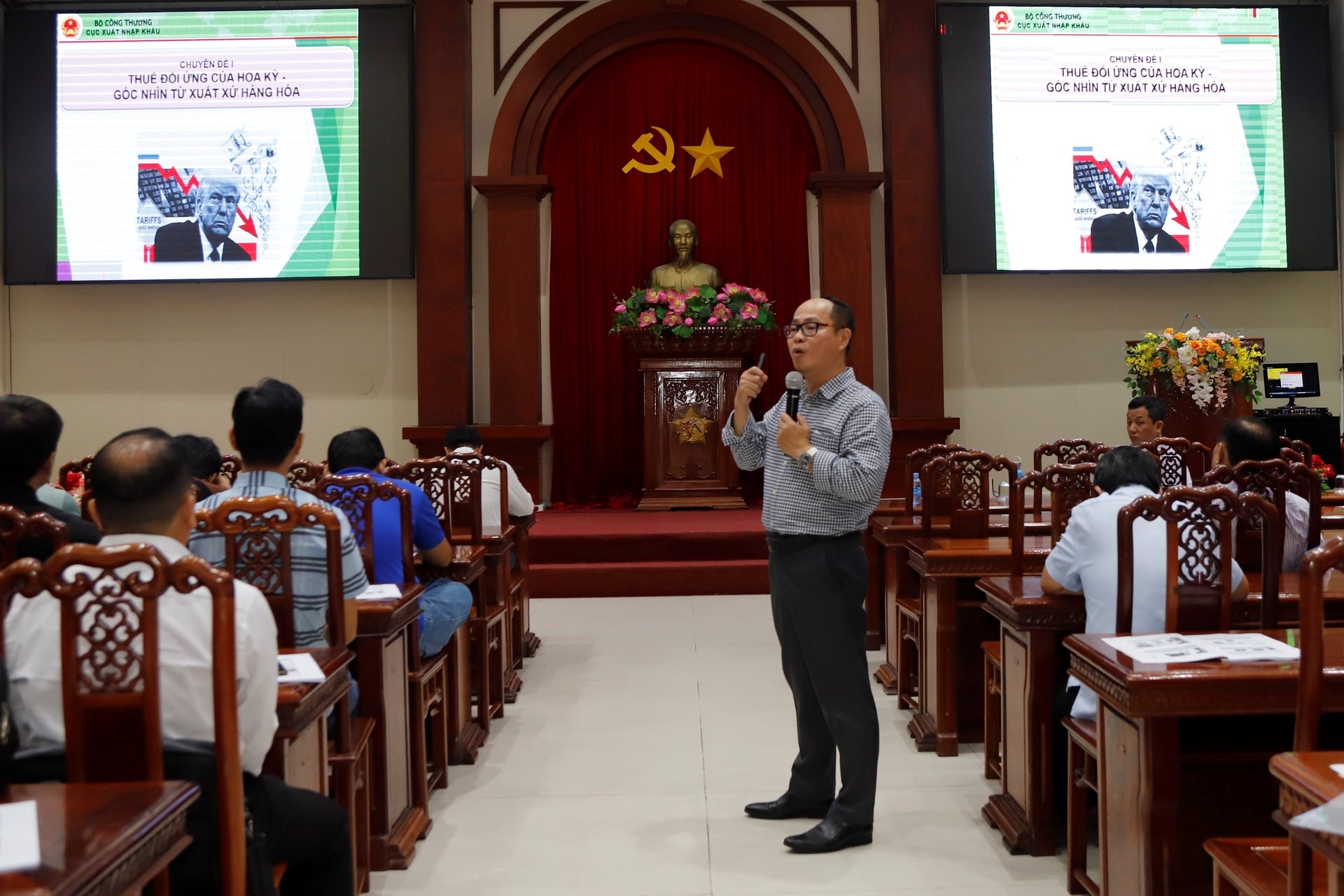 Mr. Tran Ngoc Binh, Head of the Import-Export Management Division for the Ho Chi Minh City Area (Import-Export Department – Ministry of Industry and Trade), conducted a training session at the conference. Mr. Tran Ngoc Binh, Head of the Import-Export Management Division for the Ho Chi Minh City Area (Import-Export Department – Ministry of Industry and Trade), conducted a training session at the conference.