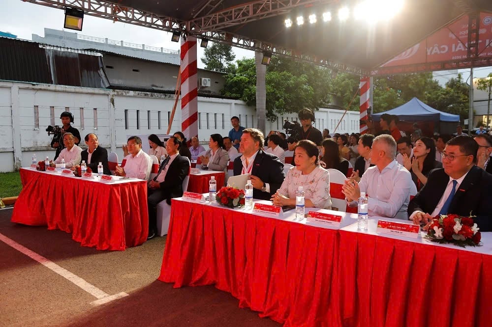 Delegates attend the Fruit Festival. Photo: Minh Dam.