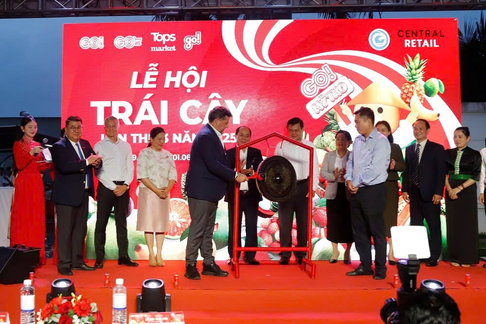 The gong-beating ceremony marks the official opening of the festival. Photo: Minh Dam.