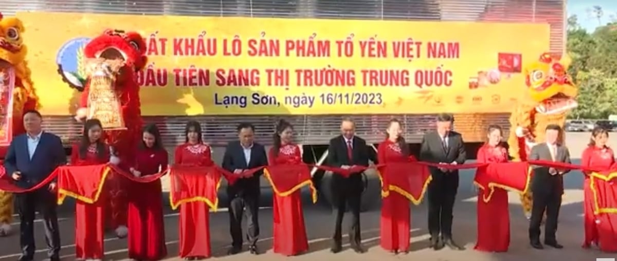 The ceremony for officially exporting the first shipment of bird's nests to China was held on November 16, 2023. Photo: VAN News.