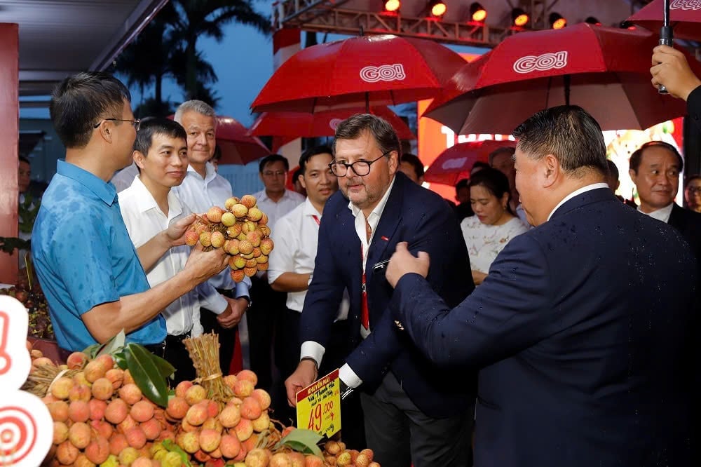 Delegates visit stalls and enjoy fruits at the event. Photo: Trong Linh.