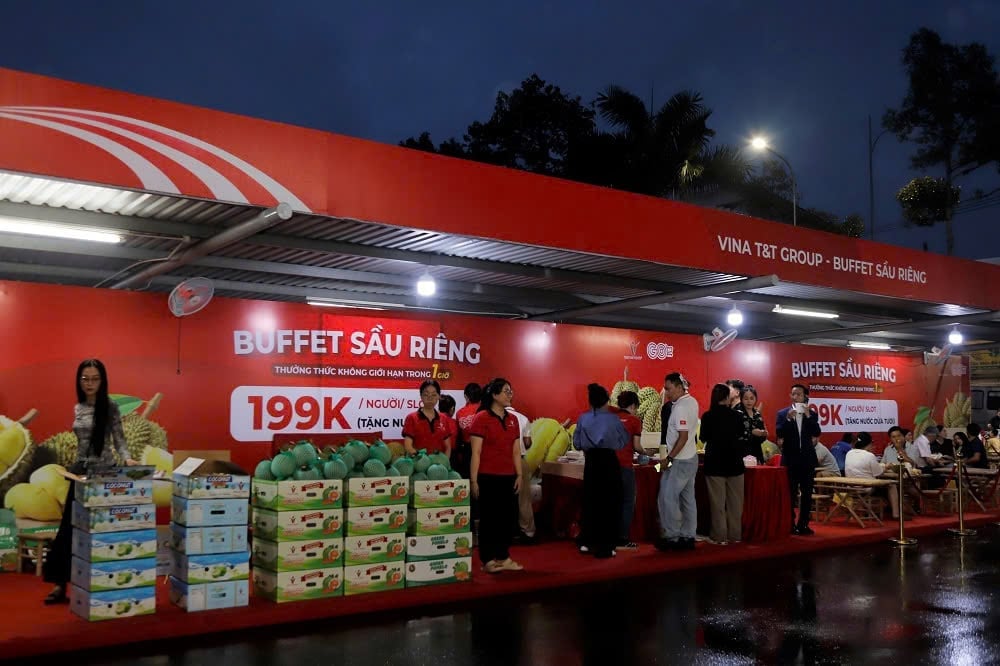 The durian buffet draws strong interest from customers. Photo: Minh Dam.
