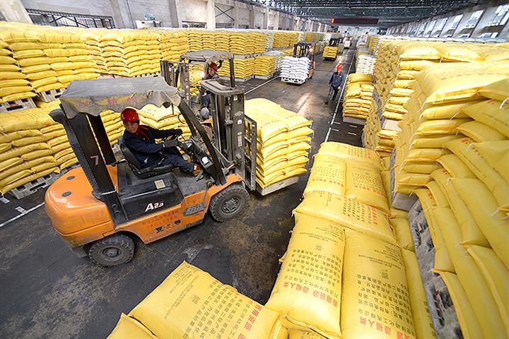 China should step up subsidies to farmers to offset surging fertilizer prices, academic says. China should step up subsidies to farmers to offset surging fertilizer prices, academic says.