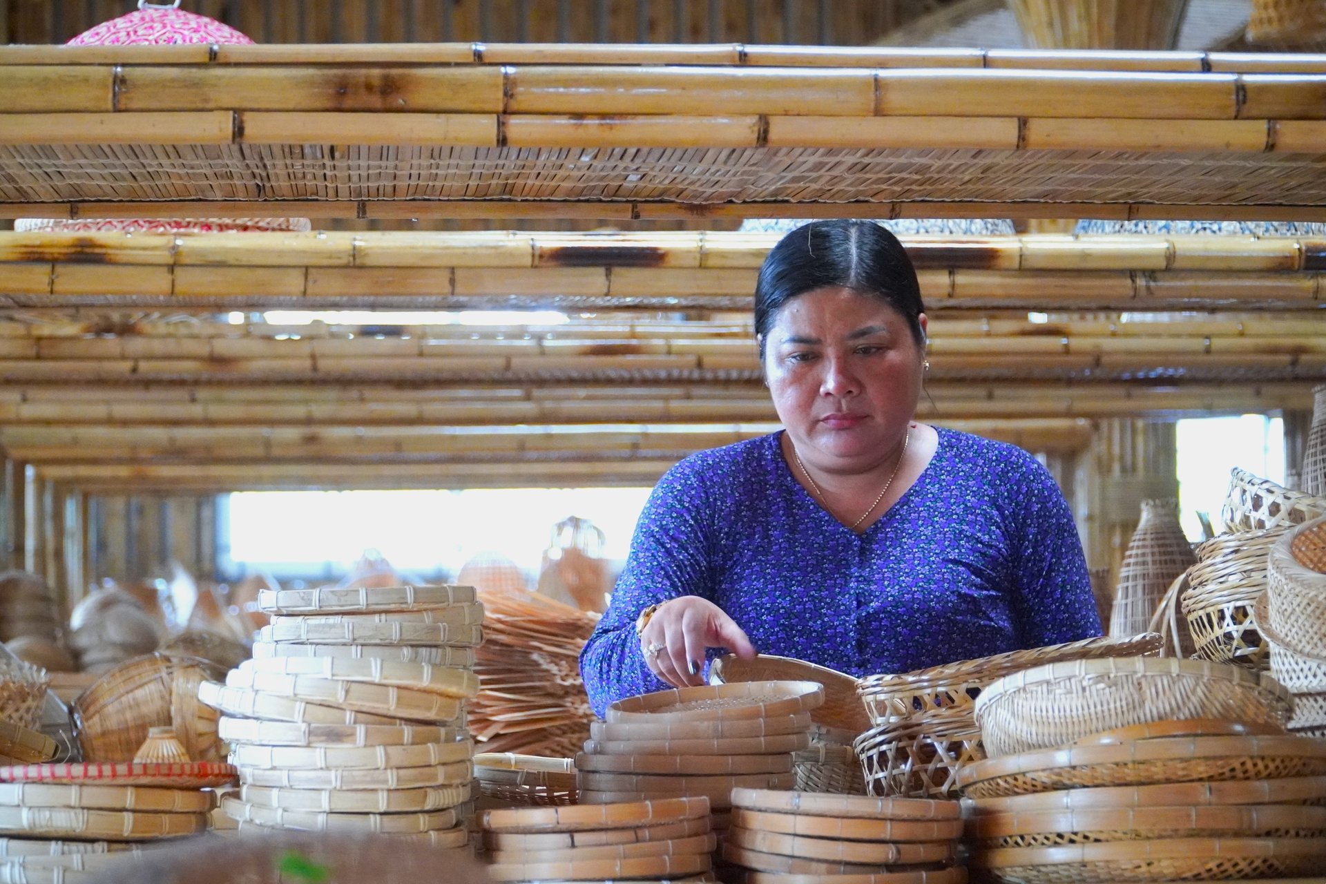 Ms. Truong Thi Bach Thuy – Director of Thuy Tuyet Bamboo and Rattan Handicraft Cooperative, has quietly created livelihoods for hundreds of rural residents. Photo: Kim Anh.