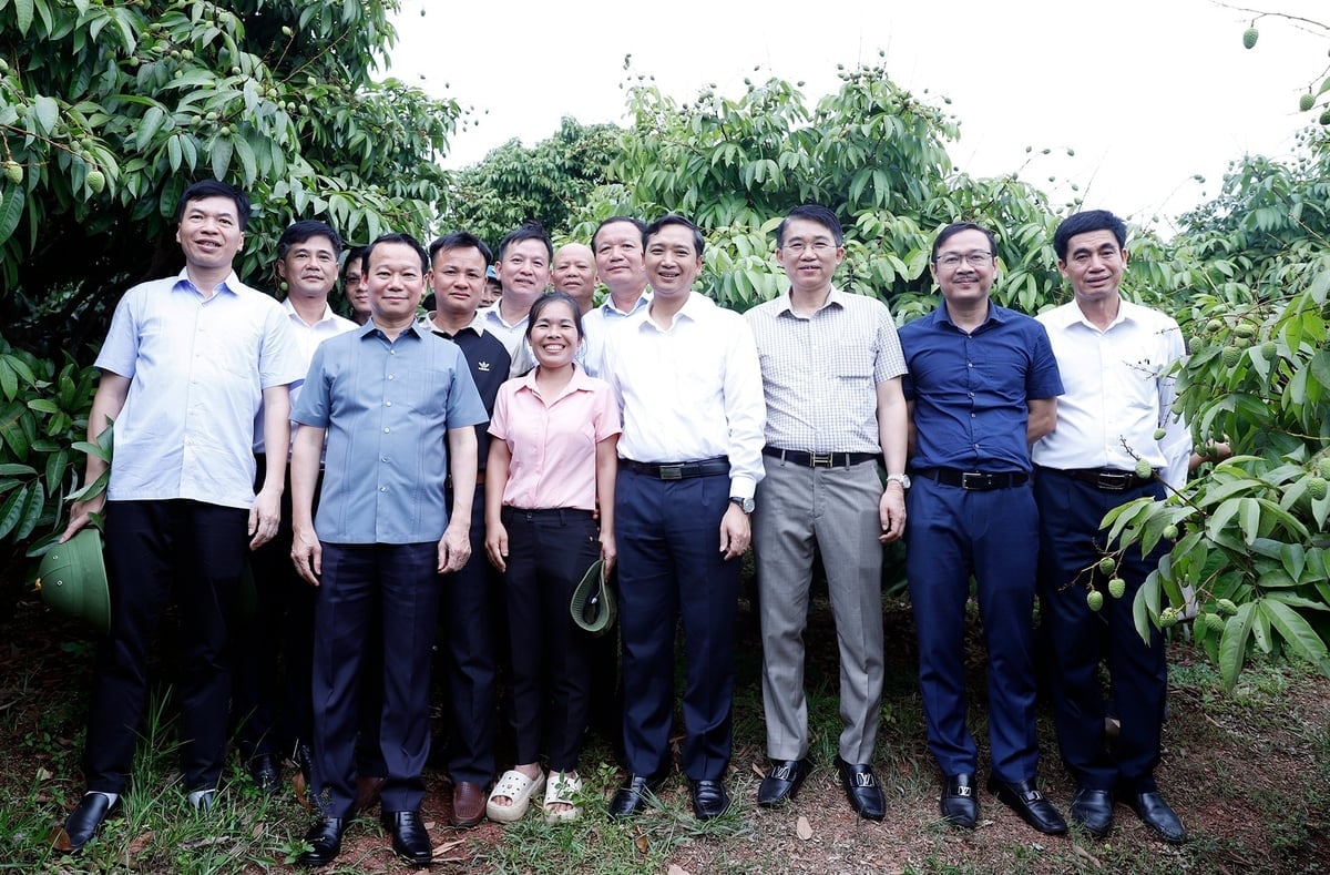 Bộ trưởng Đỗ Đức Duy và Chủ tịch UBND tỉnh Nguyễn Việt Oanh chụp ảnh lưu niệm với người dân vườn vải tại xã Phúc Hòa, Tân Yên. Ảnh Khương Trung.