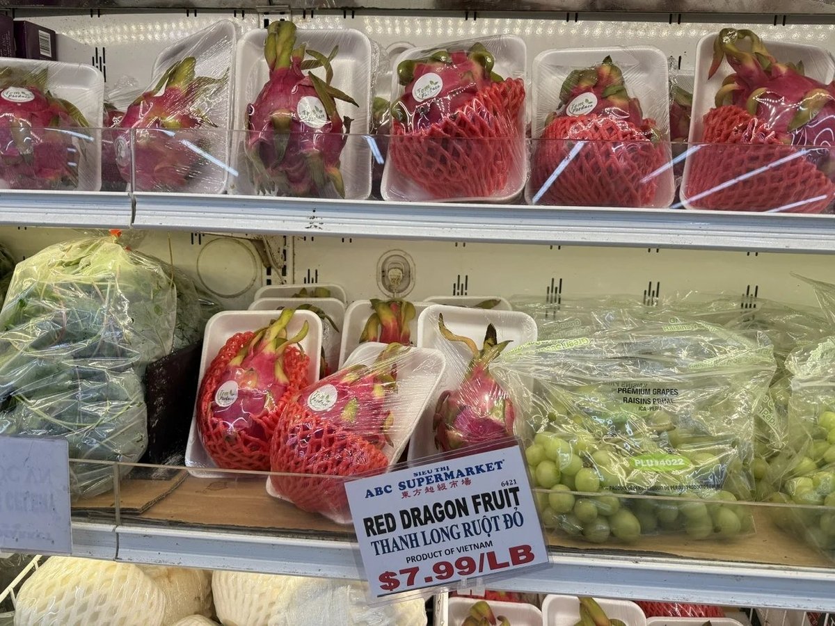 Vietnamese red-fleshed dragon fruit is on sale at a supermarket in the U.S. Photo: PN. Vietnamese red-fleshed dragon fruit is on sale at a supermarket in the U.S. Photo: PN.