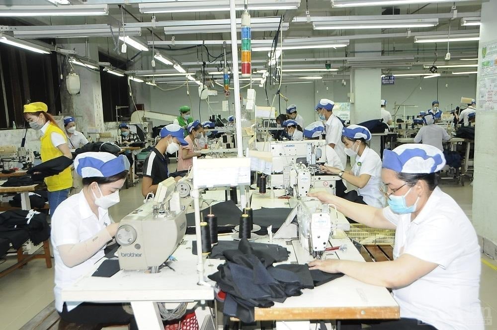 The textile and garment industry is aiming to increase the use of domestically sourced materials from around 40% to 60% to minimize traceability issues and optimize production costs. Photo: Minh Quang. The textile and garment industry is aiming to increase the use of domestically sourced materials from around 40% to 60% to minimize traceability issues and optimize production costs. Photo: Minh Quang.