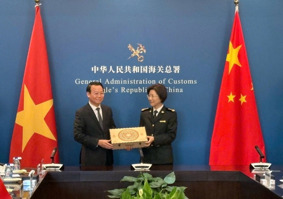 Minister Do Duc Duy presented a souvenir to Ms. Sun Mai Jun, Director General of the General Administration of Customs of China. Photo: ICD. Minister Do Duc Duy presented a souvenir to Ms. Sun Mai Jun, Director General of the General Administration of Customs of China. Photo: ICD.