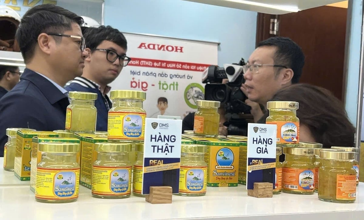 Genuine and counterfeit bottled bird’s nest products on display at the Market Surveillance Authority’s exhibition room. Photo: YS. Genuine and counterfeit bottled bird’s nest products on display at the Market Surveillance Authority’s exhibition room. Photo: YS.