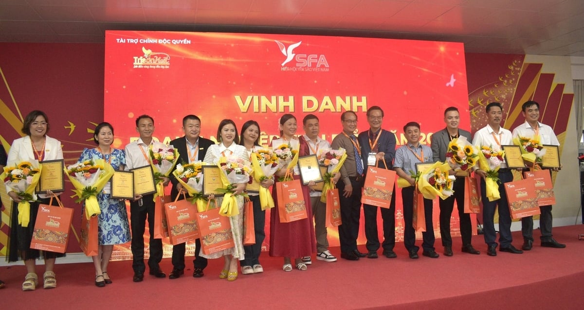 Vietnam Bird’s Nest Association honored 29 outstanding businesses for their contributions to the bird’s nest industry in 2024. Photo: Minh Dam.