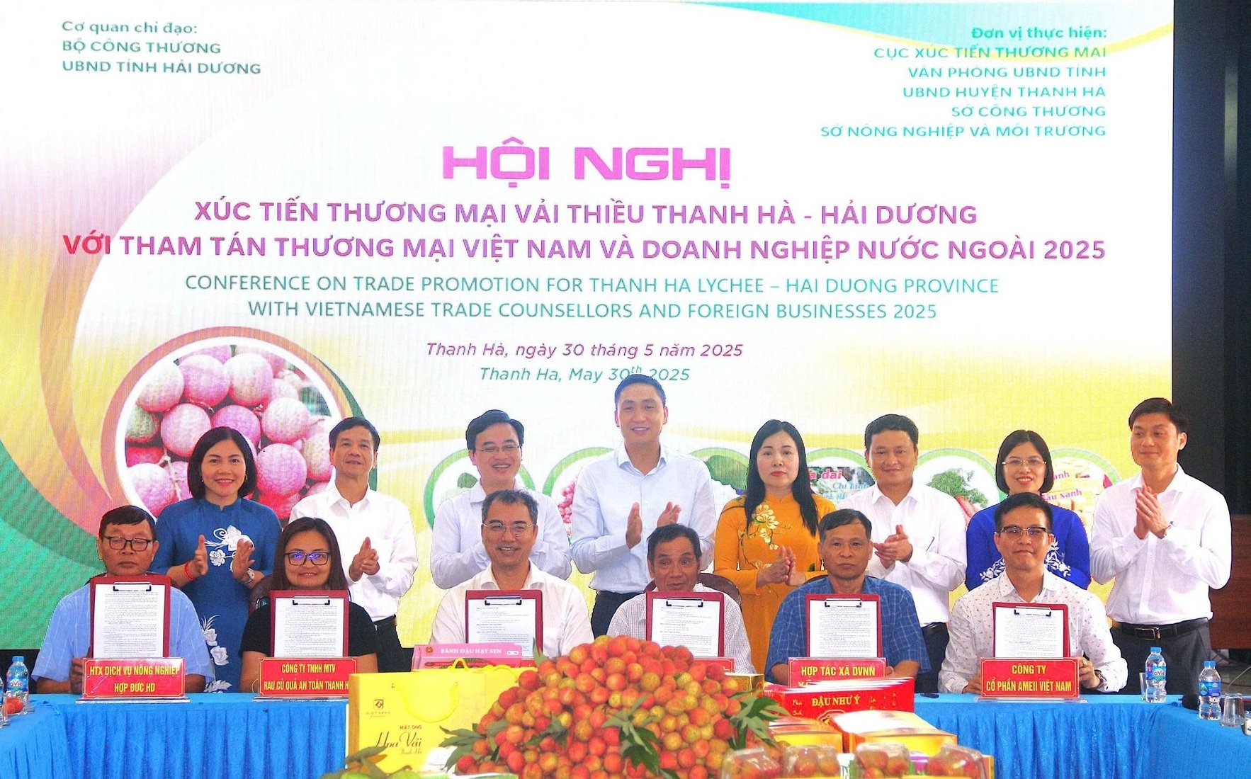 Representatives of businesses and cooperatives sign product consumption contracts. Photo: Pham Hieu.