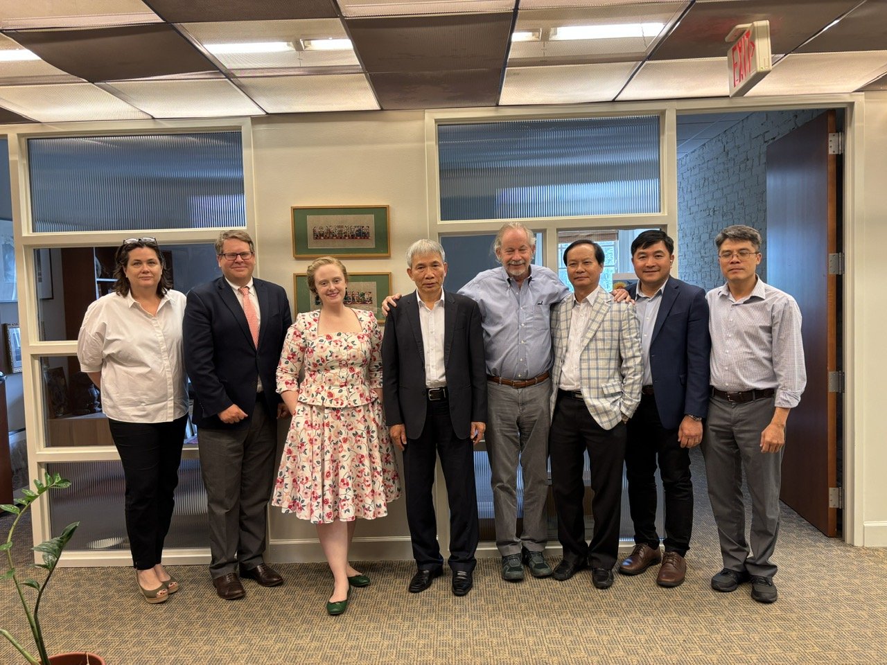 Vietnamese leaders and representatives of the International Wood Products Association (IWPA) took a commemorative photo. Photo: The Forestry and Forest Protection Department.