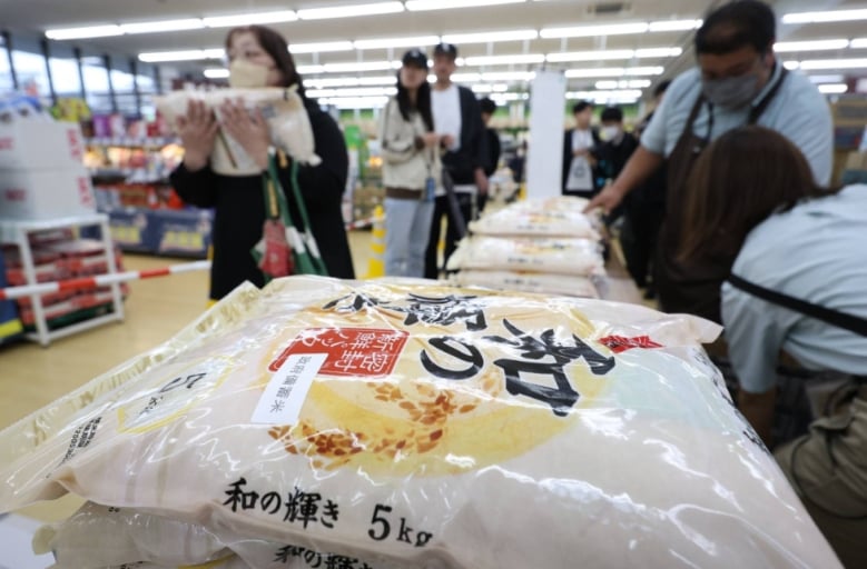 Rice from government stockpiles is sold at a store in Sendai on Saturday. Photoo: JIJI.