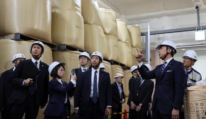 Japan's Agriculture, Forestry and Fisheries Minister Shinjiro Koizumi inspects a warehouse storing stockpiled rice in Kanagawa, Japan May 30, 2025. REUTERS/Kim Kyung-Hoon. Japan's Agriculture, Forestry and Fisheries Minister Shinjiro Koizumi inspects a warehouse storing stockpiled rice in Kanagawa, Japan May 30, 2025. REUTERS/Kim Kyung-Hoon.