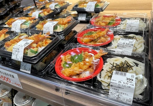 Udon and tempura rice bowl combo meals, priced at 399 yen before tax, at an Ito-Yokado store in Tokyo’s Ota Ward on May 22. Photo: Sho Ito.