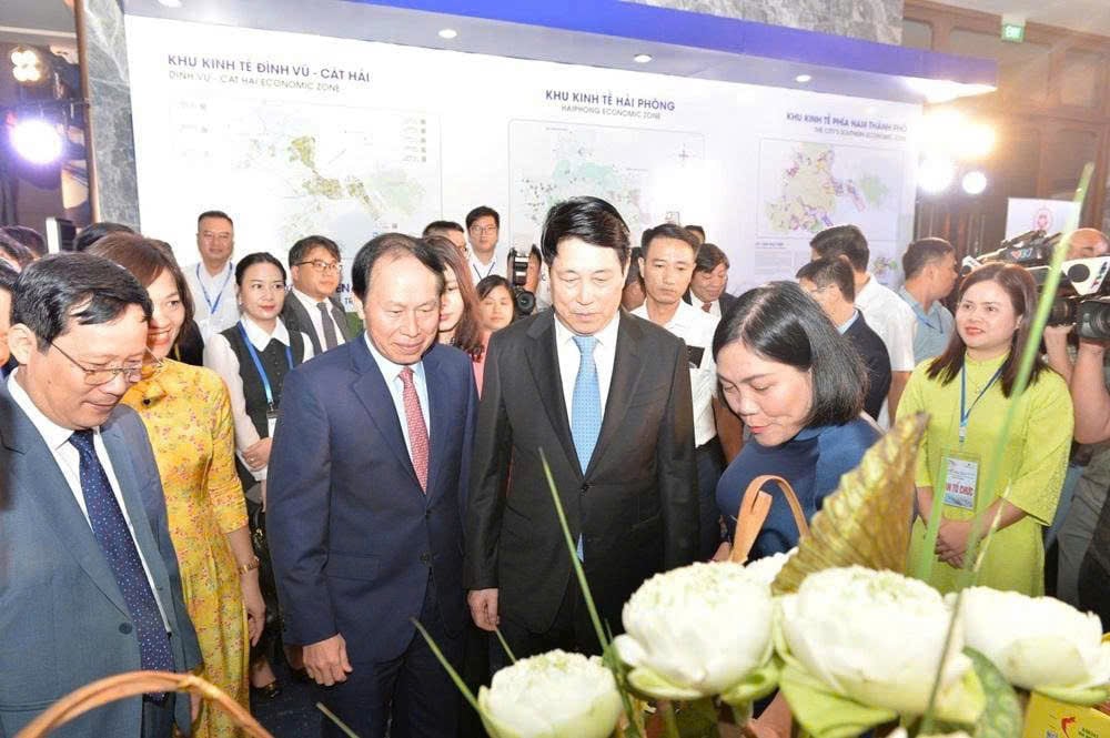 State President Luong Cuong visits a booth showcasing Hai Phong’s signature agricultural products during the meeting. Photo: Dinh Muoi.